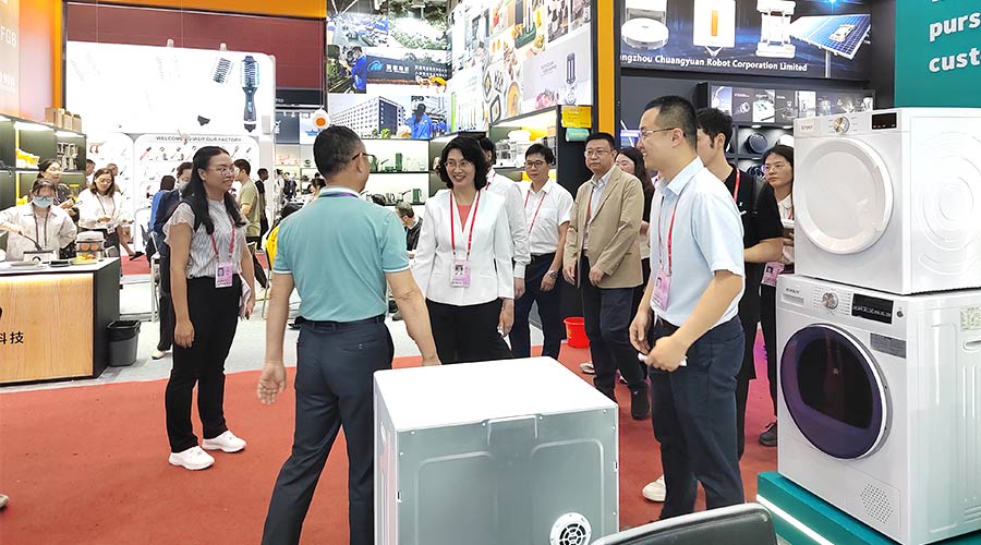 廣交會(huì )迎來(lái)大咖！江門(mén)市市長(cháng)親臨金環(huán)電器展位參觀(guān)交流