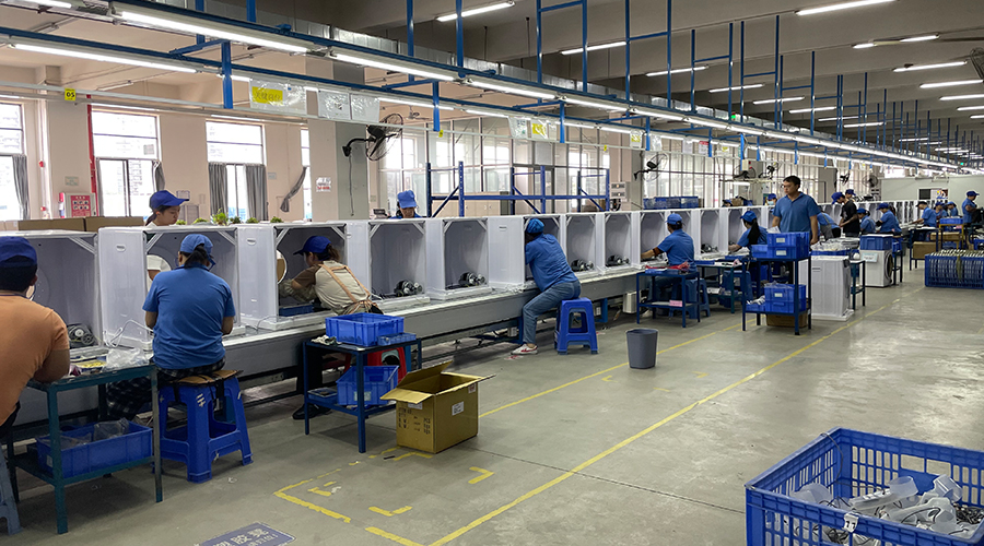 四月訂單高峰，車(chē)間繁忙景象