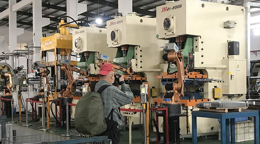 江門(mén)市攝影協(xié)會(huì )蒞臨金環(huán)電器拍攝交流  用鏡頭見(jiàn)證實(shí)力！