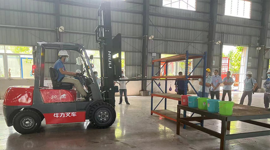 比技能 展風(fēng)采！金環(huán)電器參與鶴城鎮第二屆企業(yè)職工叉車(chē)技能競賽